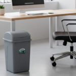 CESTO DE BASURA 65 LITROS TAPA DE BALANCIN LATERAL GRIS 8104GR