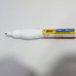 CORRECTOR LIQUIDO TIPO LAPIZ SHAKE'N 8 ML MAS UN BOLIGRAFO