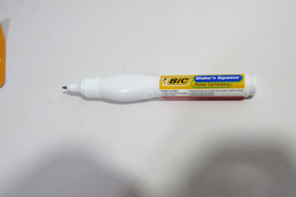 CORRECTOR LIQUIDO TIPO LAPIZ SHAKE'N 8 ML MAS UN BOLIGRAFO