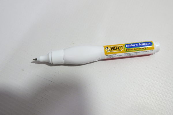 CORRECTOR LIQUIDO TIPO LAPIZ SHAKE'N 8 ML MAS UN BOLIGRAFO