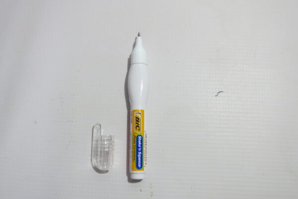 CORRECTOR LIQUIDO TIPO LAPIZ SHAKE'N 8 ML MAS UN BOLIGRAFO